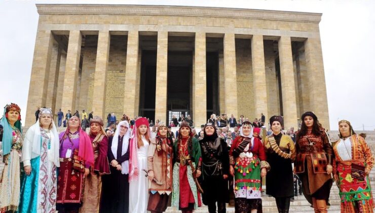 Eskişehir Anadolu Bacıları Tiyatro Topluluğu’nun ‘tiyatro oyunları’ ülke çapında turnelere devam ediyor