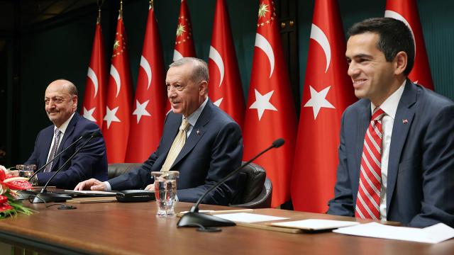 Turkiye&rsquo;Cumhurbaşkanı Erdoğan, 2023 yılında uygulanacak asgari ücretin net 8 bin 500 lira olarak belirlendiğini açıkladı. Verilen ücrette işçi başına 250 liralık devlet desteği olacak.de Asgari ücret 8 bin 500 lira oldu