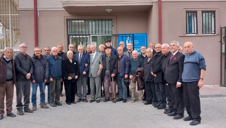 Eskişehir’de emekli öğretmenler 48 yıl sonra ‘Öğretmenler Günü’nde bir araya gelerek buluştular