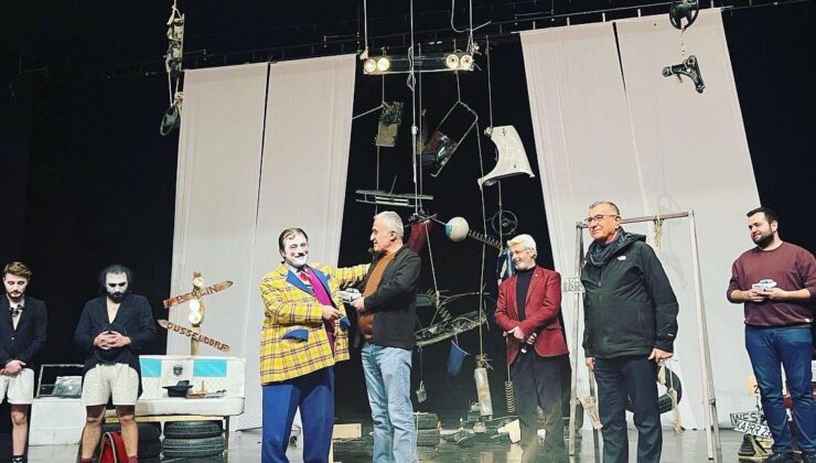 Eskişehir’in ‘Dönemeç’ adlı tiyatro oyunu, Çankaya Belediyesi ve Kırşehir Belediyesi bünyesinde yoğun ilgi gördü