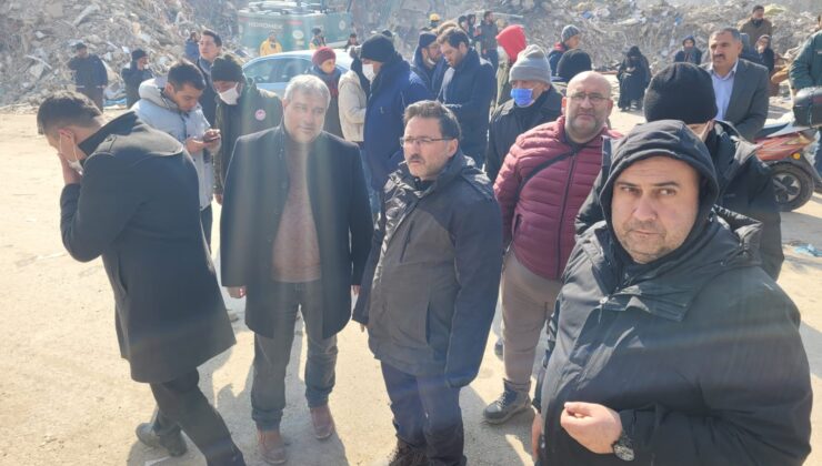 VALİ ÇİÇEK DEPREM BÖLGESİNDE CANSİPARANE ÇALIŞIYOR.