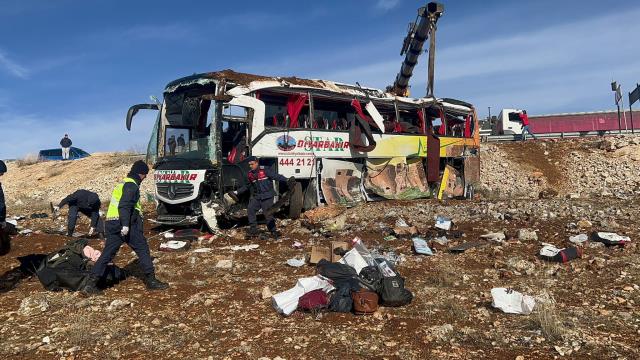 Afyonkarahisar Dinar Yakinlarinda Yolcu Otobüsü Devrildi: 8 Kişi öldü, 5 Agir 35 Kişi Yaralandı