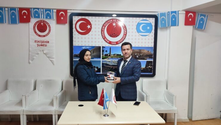 Eskişehir’de yaşayan 15 yaşındaki Irak Türkmeni Bera Muyasser, kumbarasında biriktirdiği parayı depremzedelere bağış yaptı