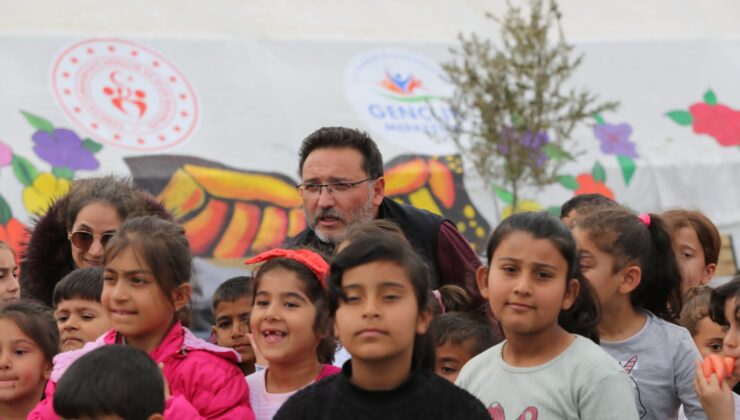 Vali Gökmen Çiçek Adıyaman’da depremzede çocukların oyun davetini kırmadı