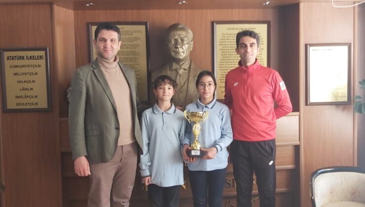 Eskişehir Odunpazarı Ticaret Borsası Ortaokulu ‘Küçük Kız Masa Tenisi’ takımı birincilik kupası kazandı