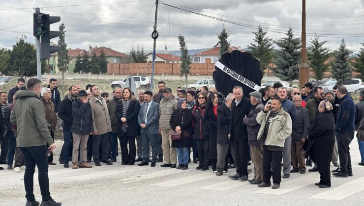 Emirdağ&rsquo;da vatandaşlar ölüm Kavşağa siyah çelenk koyup Belediye Başkanını protesto ettiler
