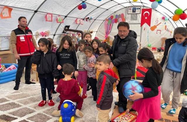 Vali Çiçek Adıyaman’da Çocuklarla Kitap Okudu