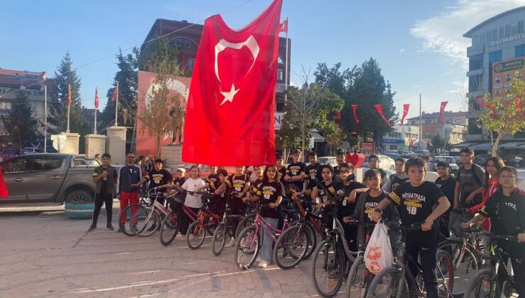 Emirdağ Mithat Paşa Ortaokulu öğrencileri, ‘Feda Türkiyem’ adlı gösteriyicoşku ile sergiledi