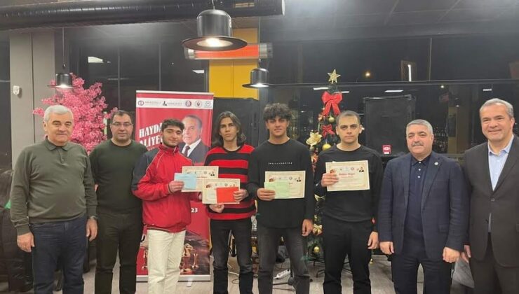 Eskişehir’de Azerbaycanlı öğrenciler arasında ‘satranç turnuvası’ düzenlendi ve turnuvada derece alanlara ödülleri verildi