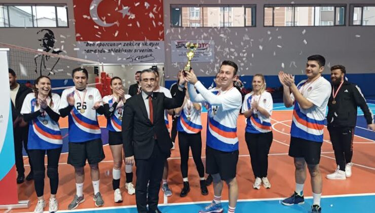 Tepebaşı İlçe Milli Eğitim Müdürlüğü’nün ‘24 Kasım Öğretmenler Yarışsın Dostluk Kazansın Voleybol Turnuvası’ tamamlandı