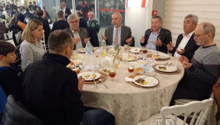 Eskişehir Kızılelma Turan Derneği Üyeleri iftarda Eskişehir halkı ile buluştu