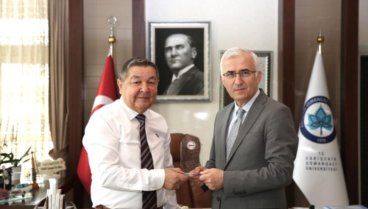 ESVAK’ tan ESOGÜ Rektörü Prof. Dr. Kamil Çolak’a plaket takdimi