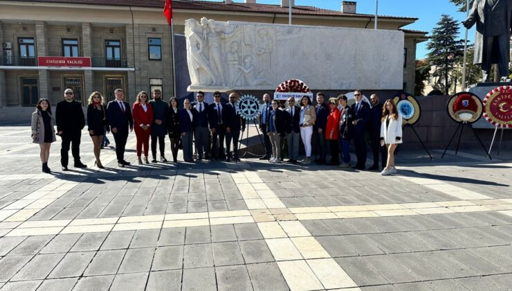 Eskişehir Rotary, Rotaract ve Interact kulüpleri 29 Ekim törenine katılarak çelenk sundular