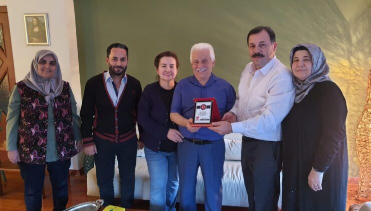 Eskişehir’de yaşayan ‘Onbir onbir Bilecikliler Grubu’ndan ‘Öğretmenler Günü’nde emekli öğretmenlere plaket takdimi