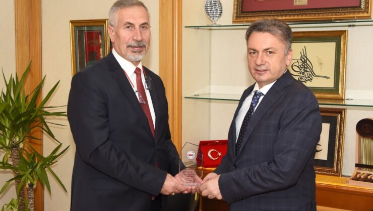 ESVAK’tan Eskişehir Anadolu Üniversitesi Rektörü Prof. Dr. Kemal Şenocak’a plaket