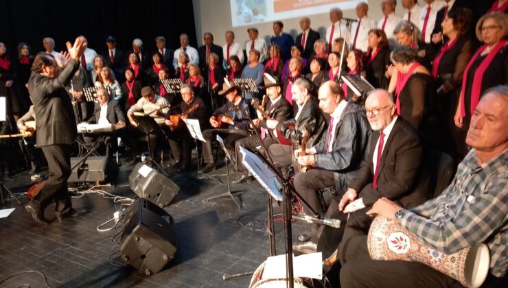 Eskişehir Kurtuluş Türk Halk Müziği Korosu ‘Gurbet Türküleri’ konseri yoğun ilgi gördü