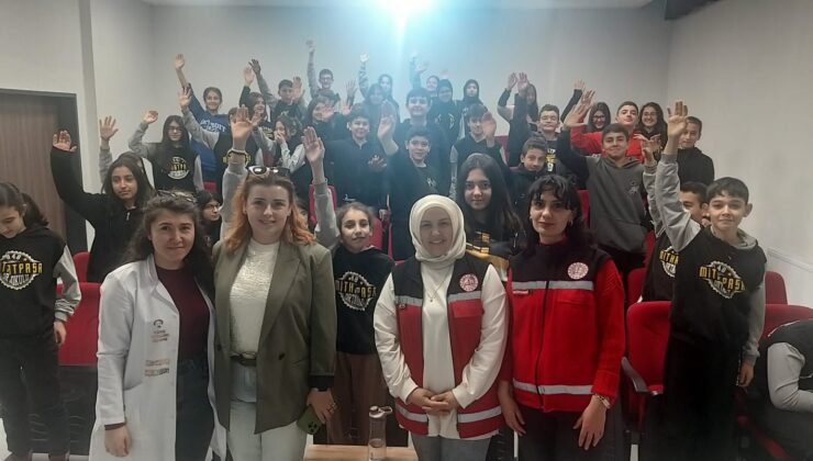 Emirdağ Mithatpaşa Ortaokulu’nda ‘ilk yardım eğitimi’ düzenlendi