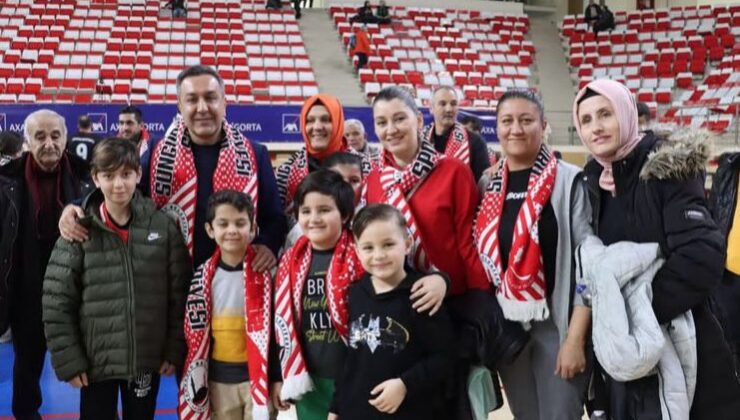 Eskişehir’de Vali Münir Raif Güney İlkokulu öğrencileri ve sınıf öğretmeni voleybol maçı izlemeye gittiler