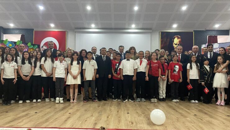 Eskişehir Mehmet Gedik Ortaokulu’nun ev sahipliği yaptığı programda ‘23 Nisan Ulusal Egemenlik ve Çocuk Bayramı&rsquo; 105. Yılı coşku ile kutlandı