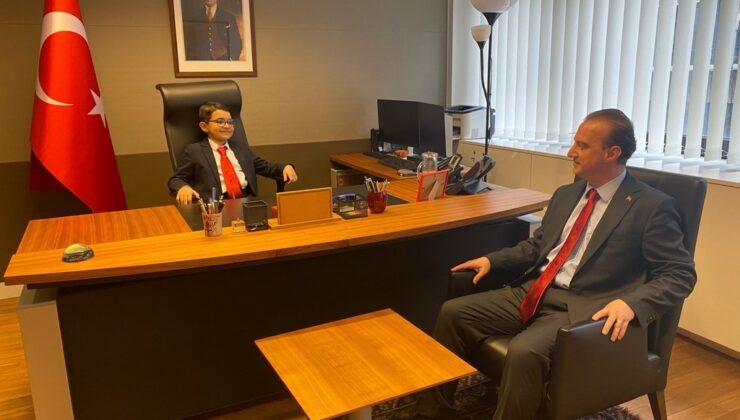 T.C. Brüksel Başkonsolosu, Onur Sevim, makamını Türk çocuklarına devrederek, geleceğin liderlerine güvenini gösterdi.