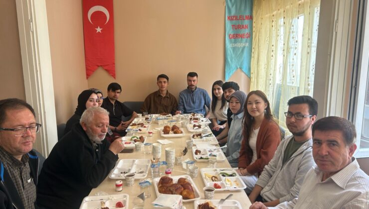 Eskişehir’de okuyan Türk Dünyası öğrenci temsilcileri kahvaltıda bir araya geldi