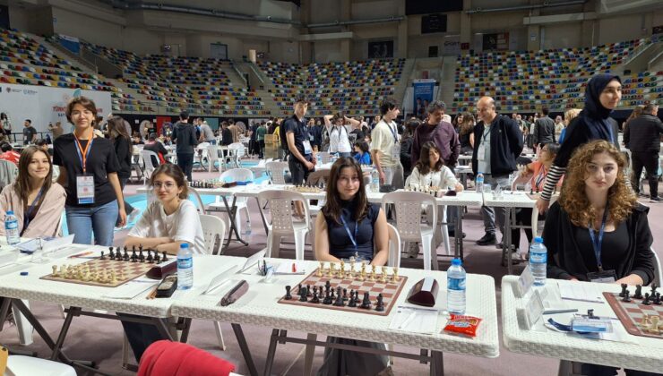 Eskişehir ‘Fatih Fen Lisesi Kız Satranç Takımı’nın büyük başarısı