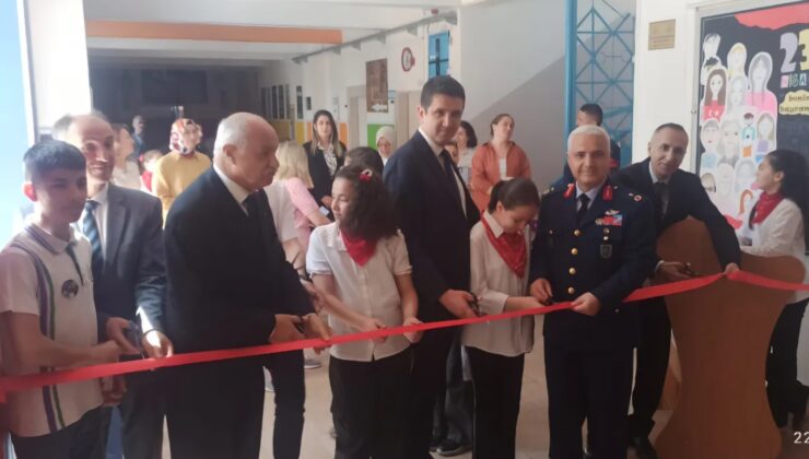 Eskişehir Orgeneral Halil Sözer Ortaokulu‘nda ‘Atatürk Çocukları Çok Severdi’ isimli resim ve fotoğraf sergisi düzenlendi