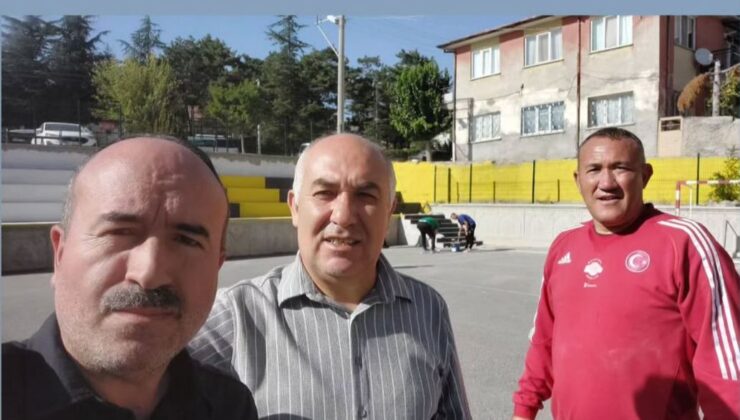​vous​ Emirdağ Mithatpaşa Ortaokulu bahçesinde öğretmenler örnek dayanışma sergilediler