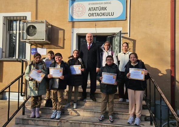 Emirdağ İlçe Milli Eğitim Müdürü Gürkan Emeksiz; Emirdağ Ortaokulu’nda düzenlenen törende başarılı ‘Ayın Öğrencilerine’ ödül verdi.