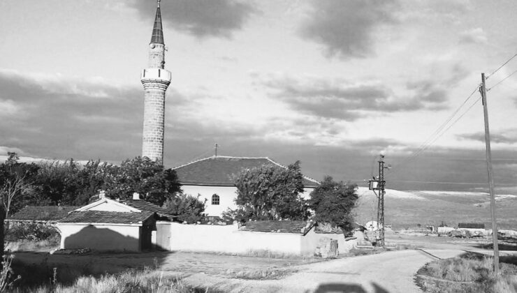 GEÇMİSTE  EMİRDAG CAMİLİ KOYUN&rsquo;DE……..,…..  EZAN BEKLEMEK