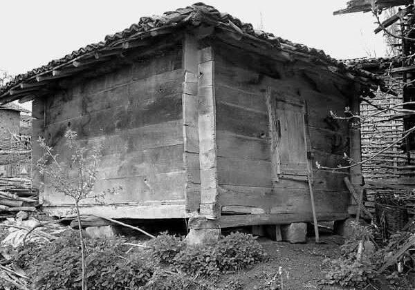 EMİRDAG  CAMİLİ KÖYÜNÜN TAHTA AMBARLARI 