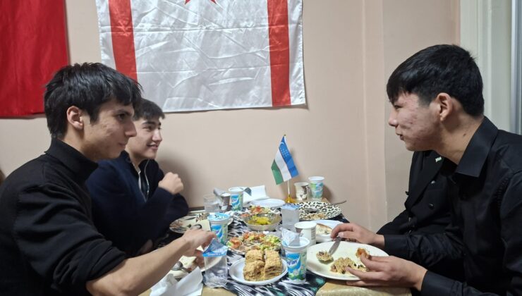 Eskişehir’de üniversitelerde okuyan Özbekistanlı öğrenciler, iftar programında buluştul