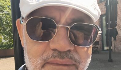 Bir Afrika atasözü şöyle der.  » Bir parmakla un toplanmaz. »