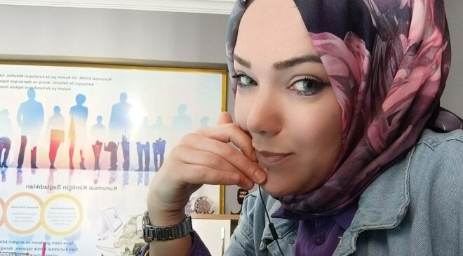 Önce Kendini Düzelt, Dünya Zaten Sıraya Girer