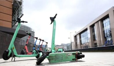 BELÇİKA’DA SCOOTER DEVRİ DEĞİŞTİ! KASK TAKMAYANA 64 EURO CEZA 🛴 1 EYLÜL İTİBARIYLA YENİ DÖNEM BAŞLADI: AZAMİ HIZI 20 KM’Yİ AŞAN ELEKTRİKLİ SCOOTERLARDA KASK ZORUNLU