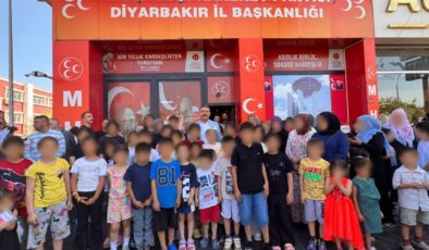MHP&rsquo;den Diyarbakır’daki Yüzlerce Öğrenciye Kırtasiye Ve Ayakkabı Desteği