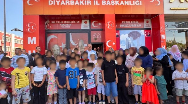 MHP&rsquo;den Diyarbakır’daki Yüzlerce Öğrenciye Kırtasiye Ve Ayakkabı Desteği