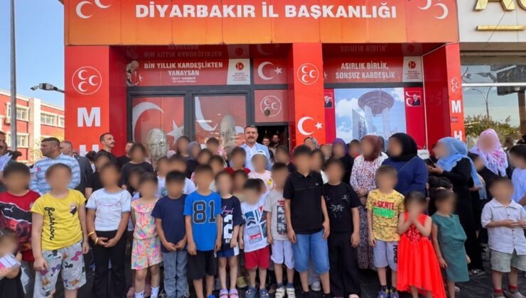MHP&rsquo;den Diyarbakır’daki Yüzlerce Öğrenciye Kırtasiye Ve Ayakkabı Desteği