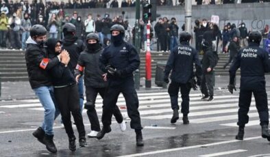 BRÜKSEL’DE SENDİKA GÖSTERİSİNDE GERGİNLİK! POLİS GÖZ YAŞARTICI GAZLA MÜDAHALE ETTİ