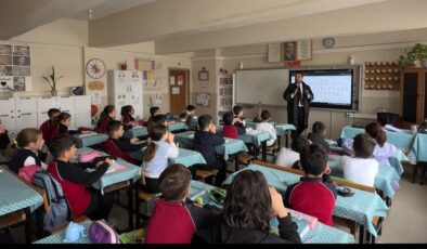 Avukat Muhammed Emin Tıktepe, okulları ziyaret ederek çocuklara hukuk ve adaleti anlatıyor