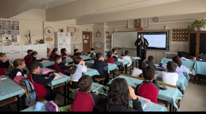 Avukat Muhammed Emin Tıktepe, okulları ziyaret ederek çocuklara hukuk ve adaleti anlatıyor