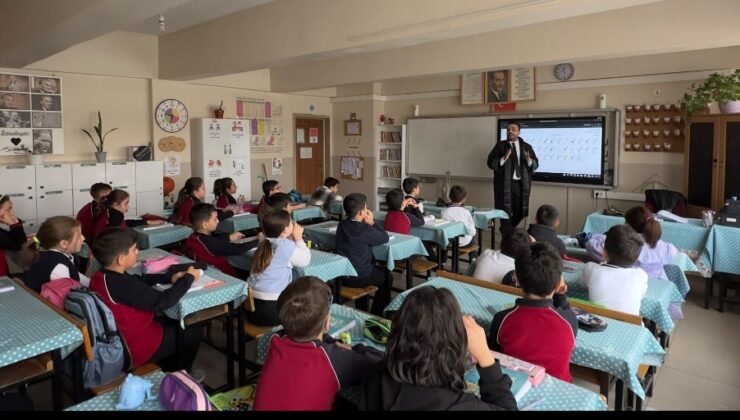 Avukat Muhammed Emin Tıktepe, okulları ziyaret ederek çocuklara hukuk ve adaleti anlatıyor